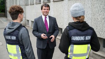 Minister mit Steuerfahndern