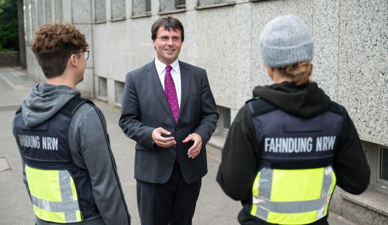 Minister mit Steuerfahndern